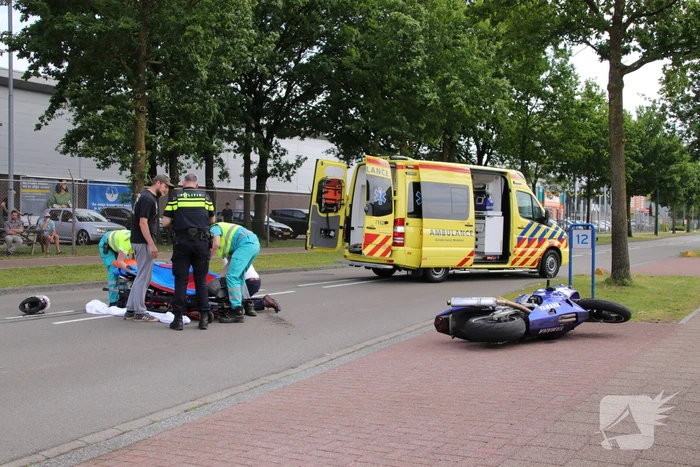 Motorrijder flink gewond bij botsing op auto