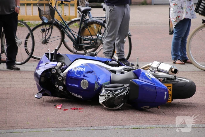 Motorrijder flink gewond bij botsing op auto