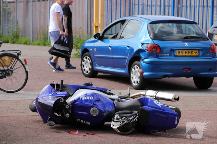 Motorrijder flink gewond bij botsing op auto