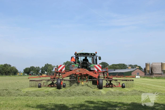 Boeren profiteren maximaal van het weer tijdens het hooien