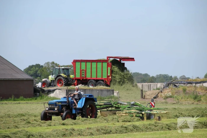 Boeren profiteren maximaal van het weer tijdens het hooien
