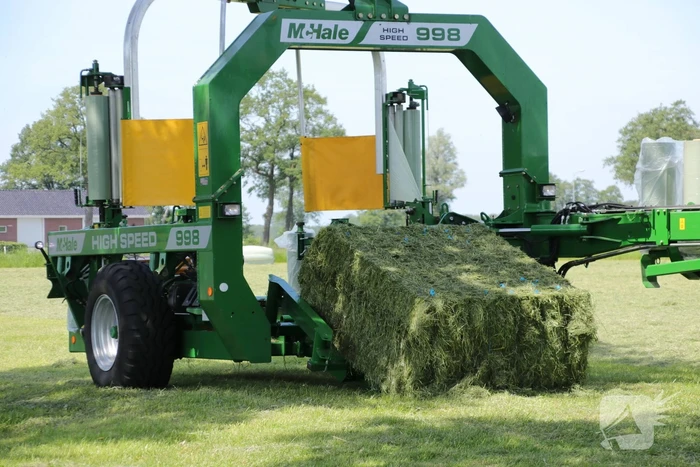 Boeren profiteren maximaal van het weer tijdens het hooien