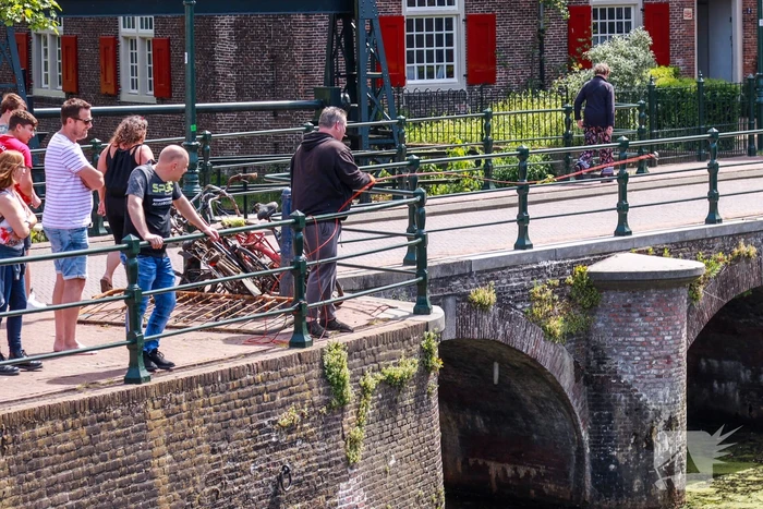 Massaal aan het magneetvissen