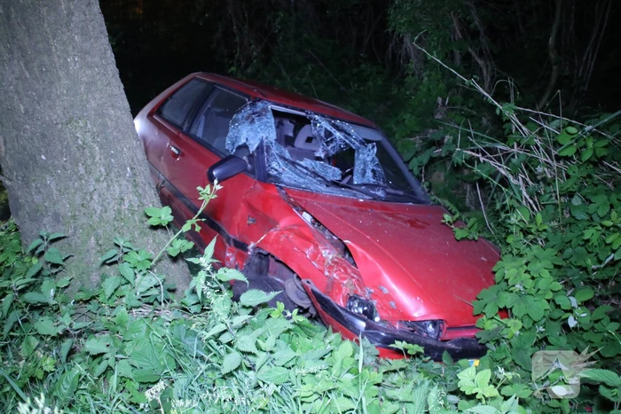 Gewonde bestuurder vlucht na crash