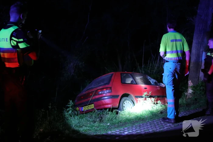 Gewonde bestuurder vlucht na crash