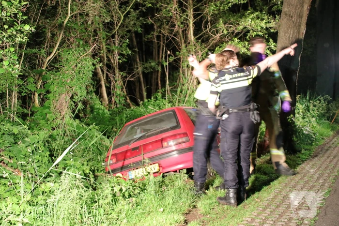 Gewonde bestuurder vlucht na crash