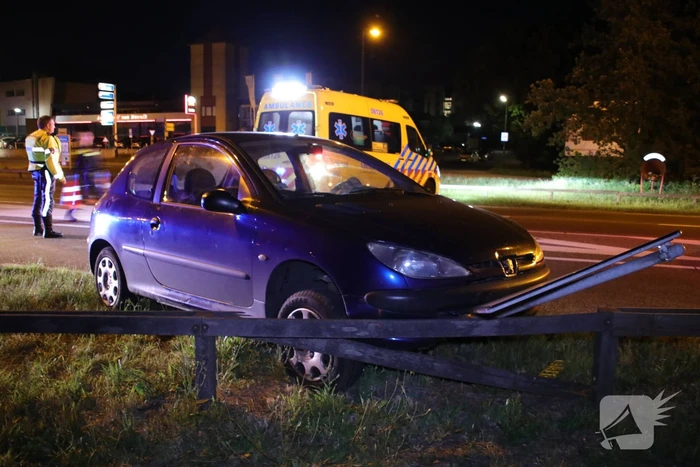 Auto ramt voorrangsbord, bestuurder gewond