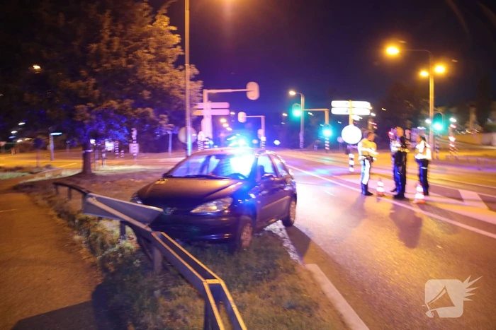 Auto ramt voorrangsbord, bestuurder gewond
