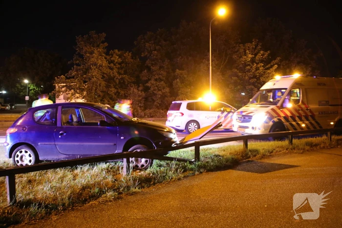 Auto ramt voorrangsbord, bestuurder gewond