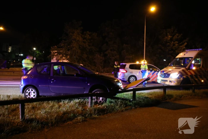 Auto ramt voorrangsbord, bestuurder gewond