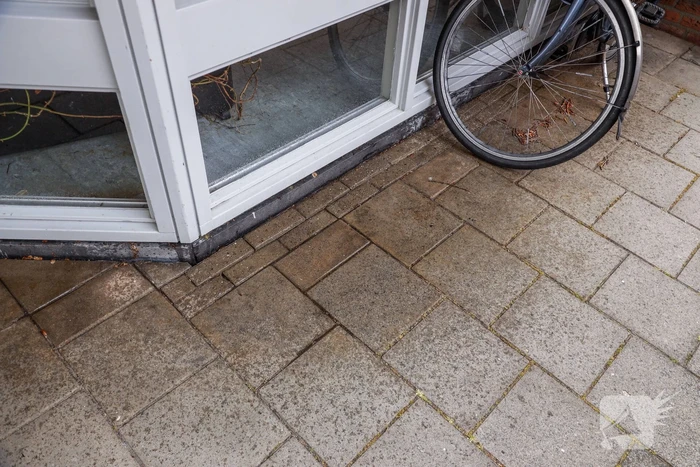 Verdieping blank door waterlek in woning