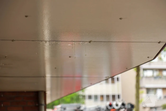 Verdieping blank door waterlek in woning