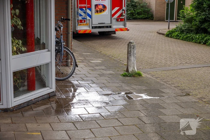 Verdieping blank door waterlek in woning