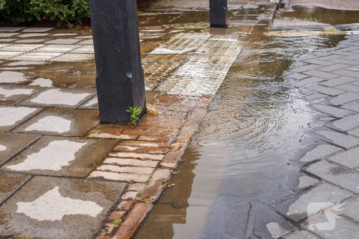 Straat loopt blank na gesprongen waterleiding