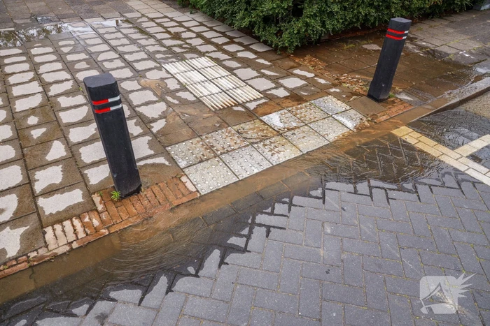 Straat loopt blank na gesprongen waterleiding
