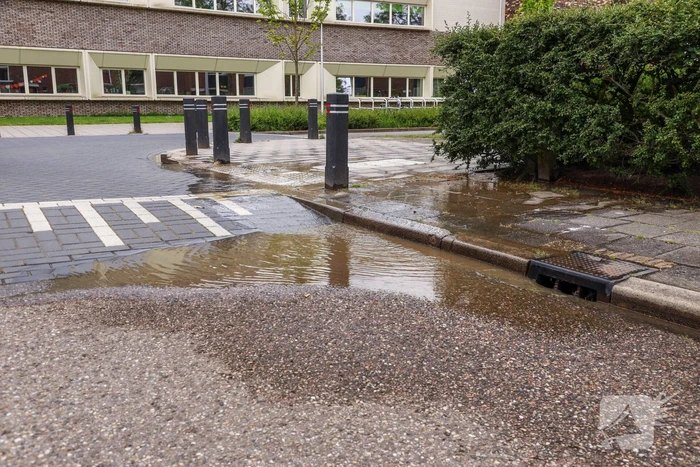 Straat loopt blank na gesprongen waterleiding