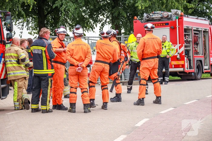 Twee personen onderhoudsmedewerkers bevrijd uit Prinses Beatrixsluis