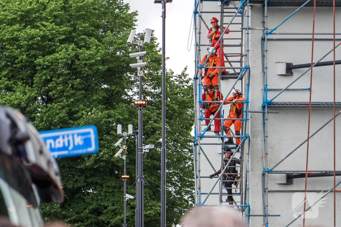 Twee personen onderhoudsmedewerkers bevrijd uit Prinses Beatrixsluis