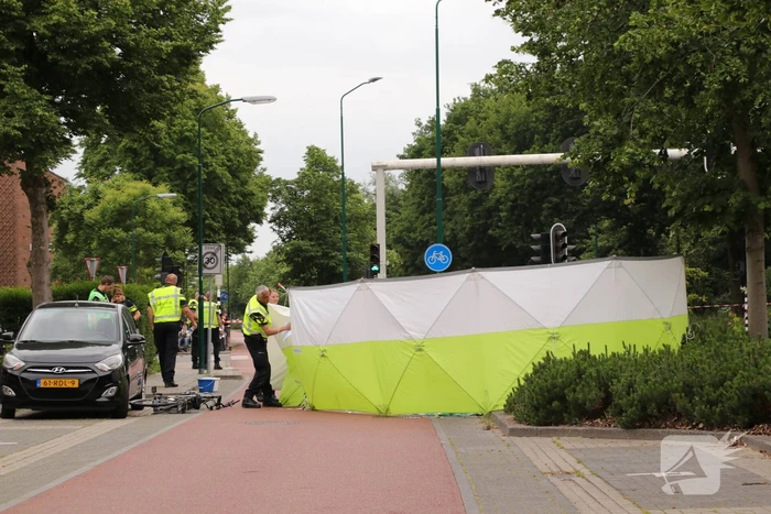 Fietsster overleden na botsing met bestelbus