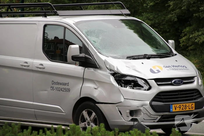 Fietsster overleden na botsing met bestelbus