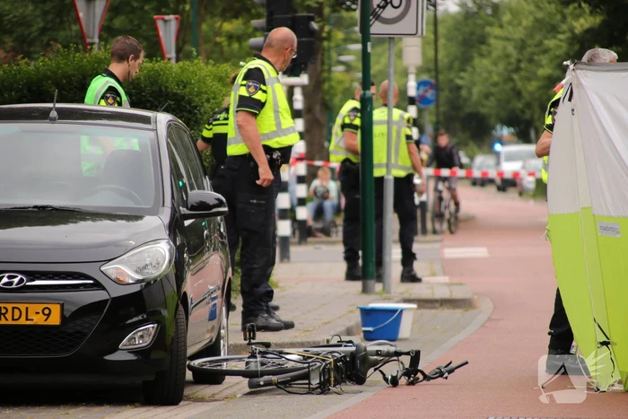 Fietsster overleden na botsing met bestelbus