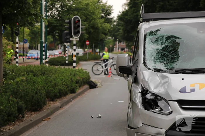 Fietsster overleden na botsing met bestelbus