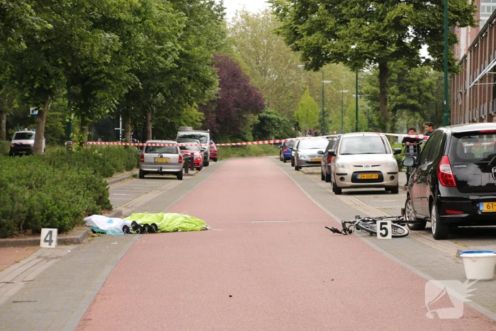 Fietsster overleden na botsing met bestelbus