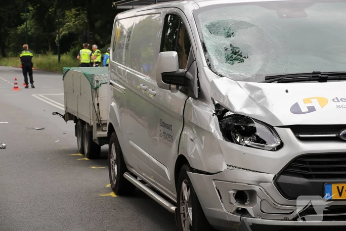 Fietsster overleden na botsing met bestelbus