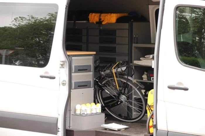 Fietsster overleden na botsing met bestelbus