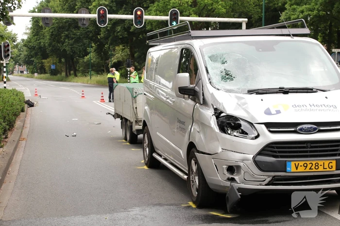 Fietsster overleden na botsing met bestelbus