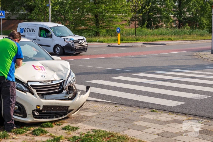 Twee voertuigen botsen op kruising