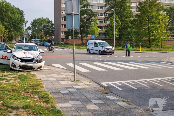 Twee voertuigen botsen op kruising