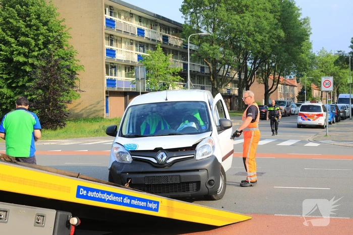 Twee voertuigen botsen op kruising