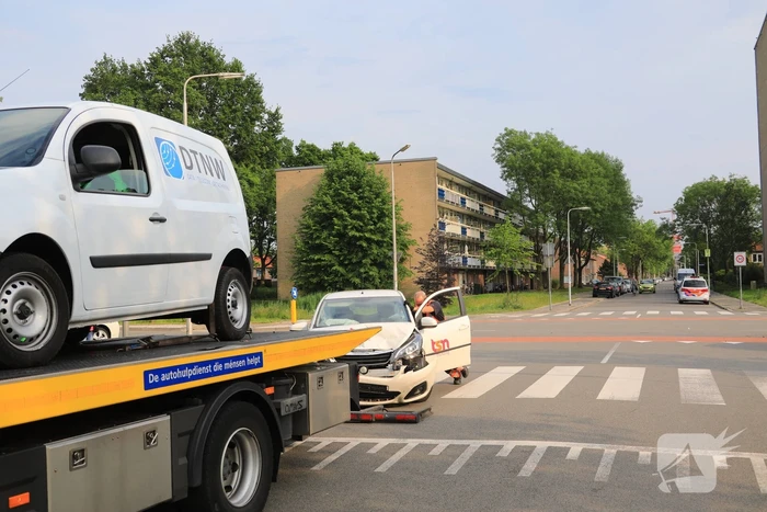 Twee voertuigen botsen op kruising