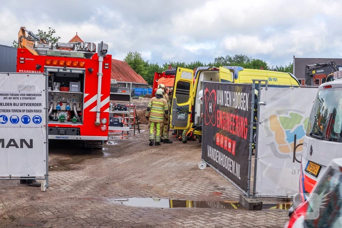 Vrachtwagen kantelt op bouwterrein