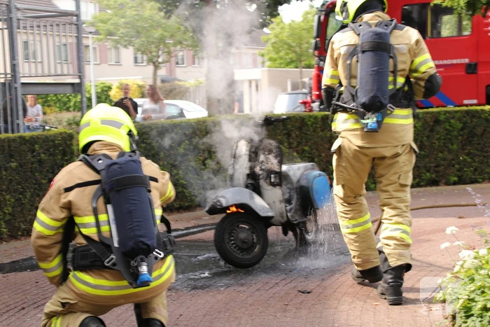 Scooter gaat in vlammen op