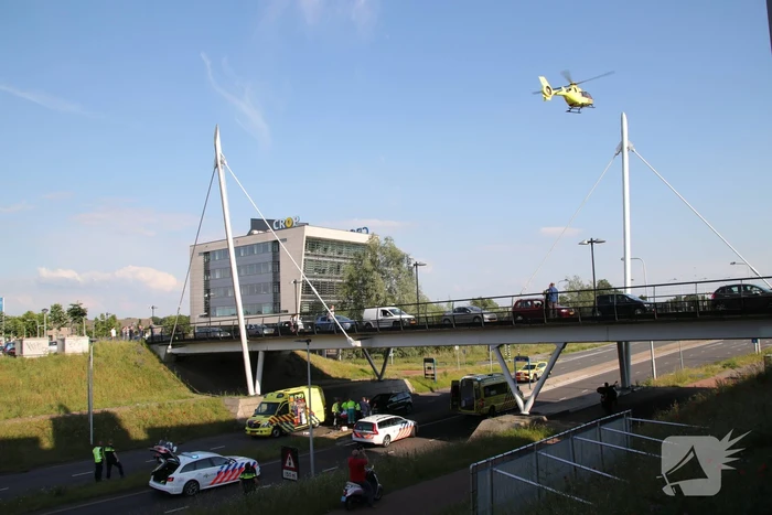 Persoon gewond na val van brug
