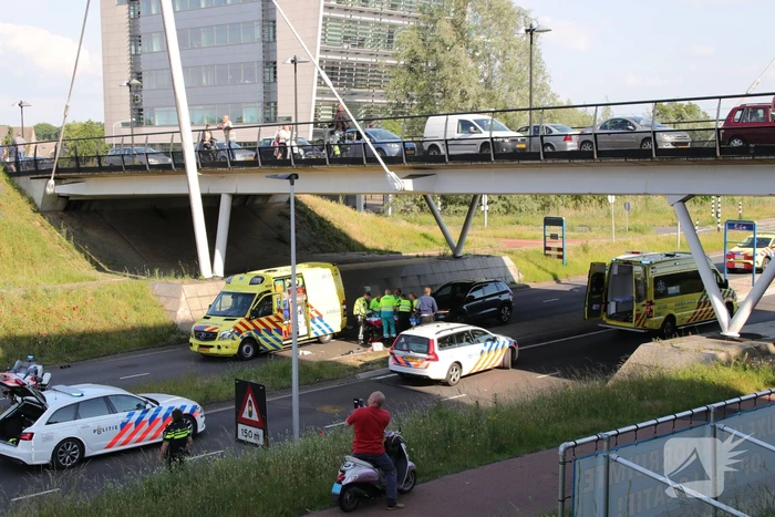 Persoon gewond na val van brug