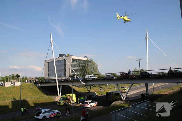 Persoon gewond na val van brug