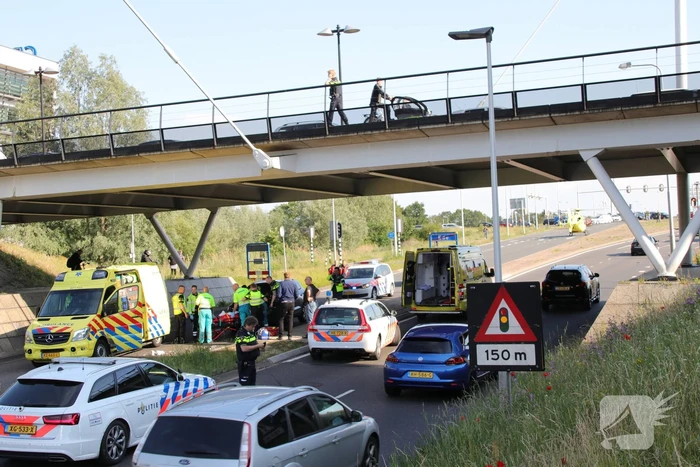 Persoon gewond na val van brug