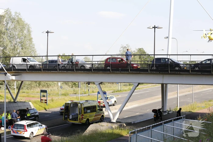Persoon gewond na val van brug