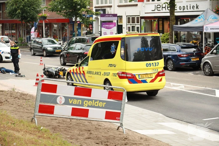 Motorrijder botst tegen auto bij inhaalmanoeuvre