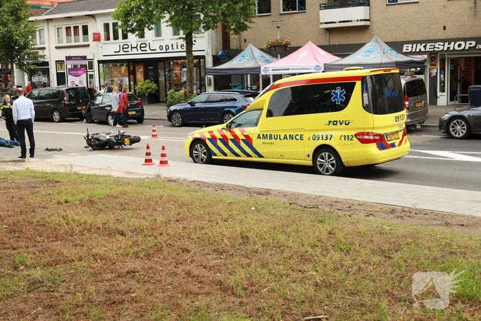 Motorrijder botst tegen auto bij inhaalmanoeuvre