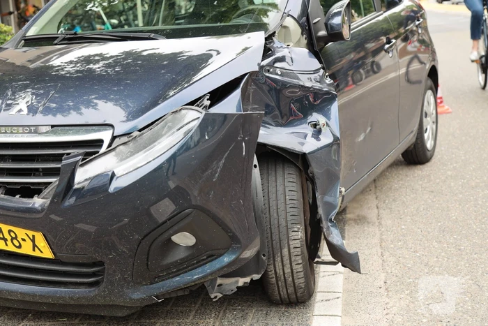 Motorrijder botst tegen auto bij inhaalmanoeuvre