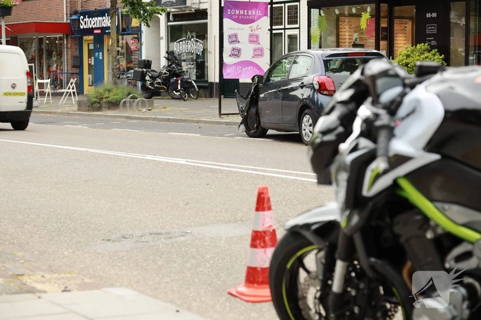 Motorrijder botst tegen auto bij inhaalmanoeuvre