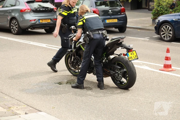 Motorrijder botst tegen auto bij inhaalmanoeuvre