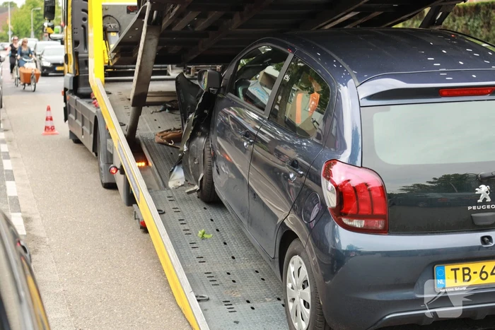 Motorrijder botst tegen auto bij inhaalmanoeuvre