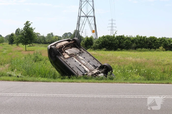 Auto belandt op de kop in sloot