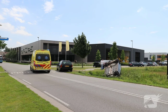 Auto belandt op de kop in sloot