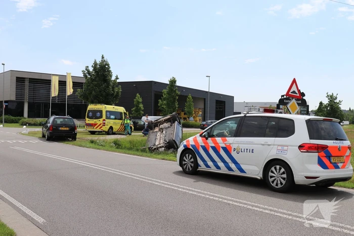 Auto belandt op de kop in sloot